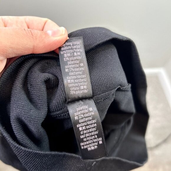 Victorias Secret seamless black ribbed compression shorts size medium - Picture 9 of 10